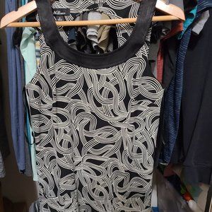 Back and white dress with pockets